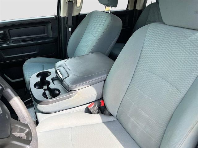 Photo of 2019 Brilliant Black Crystal Pearlcoat RAM 1500
