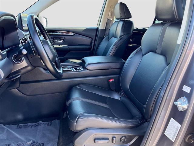 Photo of 2025 Charcoal Honda Pilot