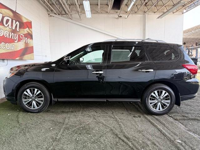 Photo of 2020 Magnetic Black Nissan Pathfinder