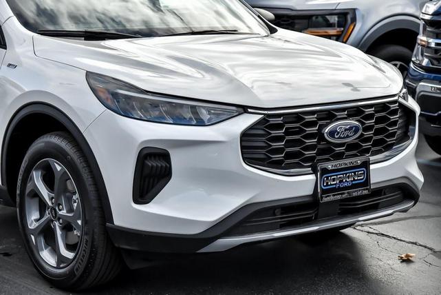 Photo of 2025 Star White Ford Escape