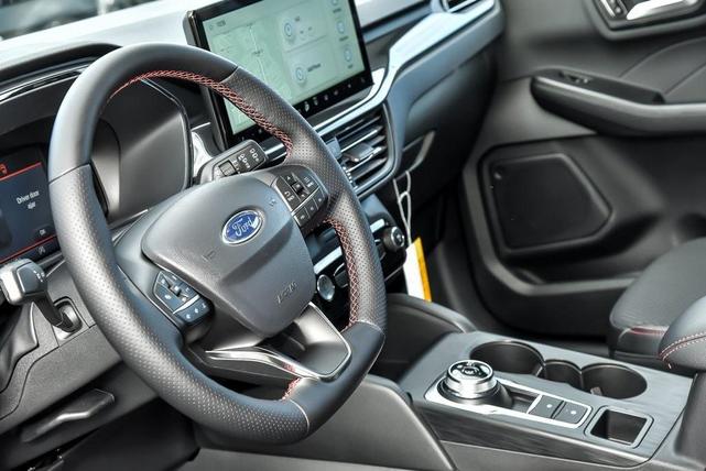 Photo of 2025 Star White Ford Escape