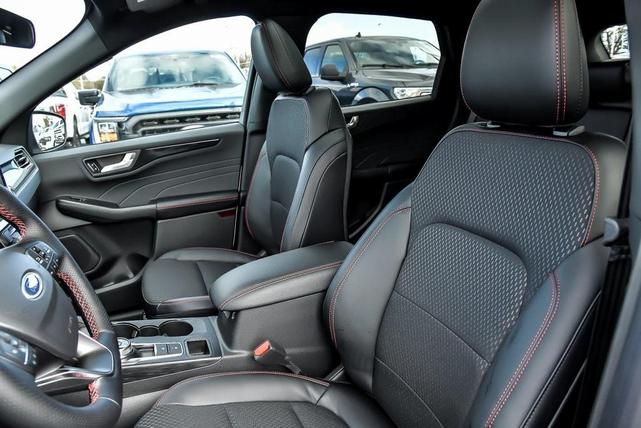 Photo of 2025 Star White Ford Escape