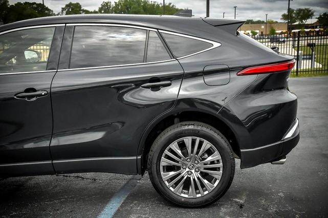 Photo of 2021 Black Toyota Venza