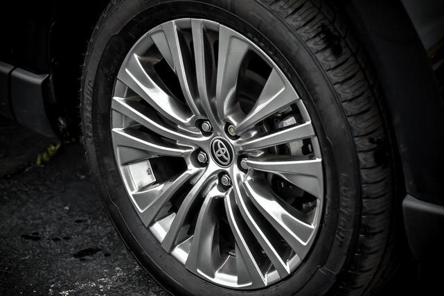 Photo of 2021 Black Toyota Venza