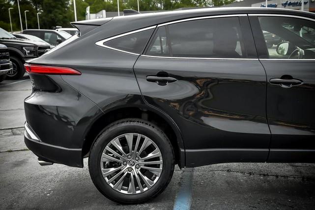 Photo of 2021 Black Toyota Venza