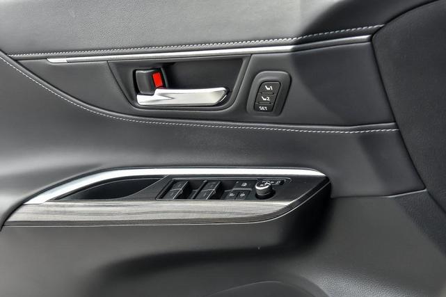 Photo of 2021 Black Toyota Venza