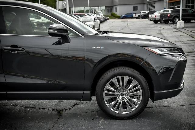 Photo of 2021 Black Toyota Venza