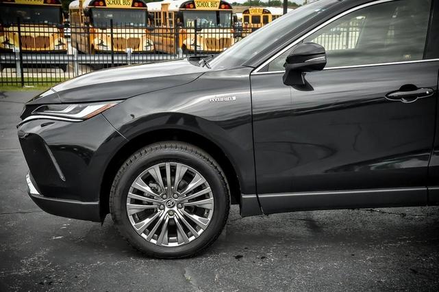 Photo of 2021 Black Toyota Venza
