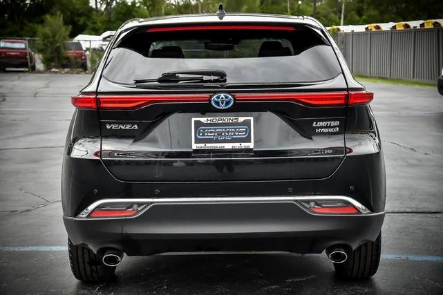 Photo of 2021 Black Toyota Venza