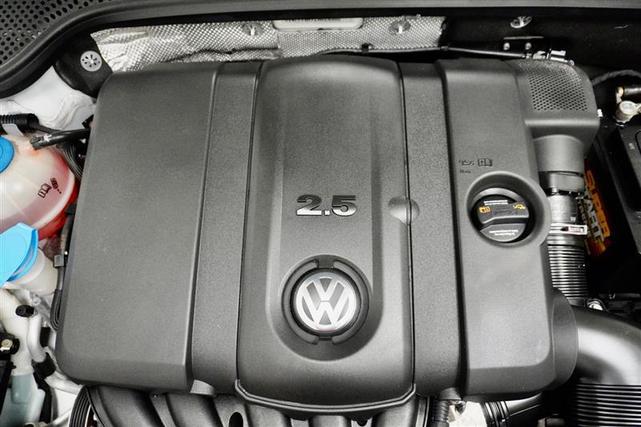Photo of 2014 Candy White Volkswagen Beetle