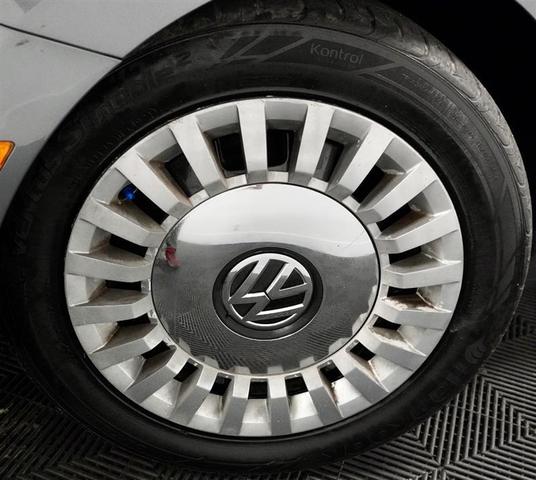 Photo of 2014 Platinum Gray Metallic Volkswagen Beetle