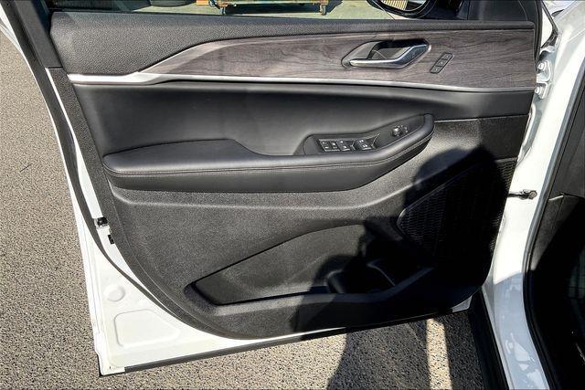 Photo of 2025 Bright White Clearcoat Jeep Grand Cherokee L