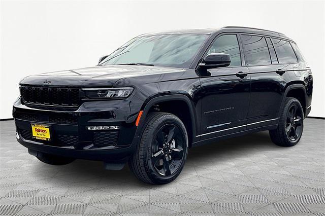 Photo of 2025 Diamond Black Crystal Pearlcoat Jeep Grand Cherokee L