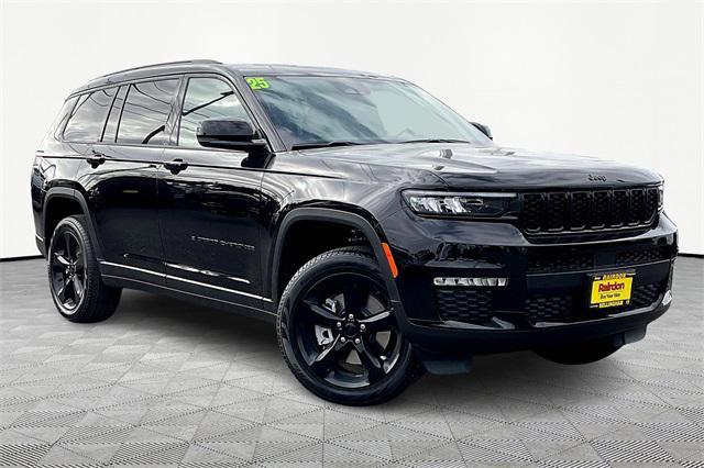 Photo of 2025 Diamond Black Crystal Pearlcoat Jeep Grand Cherokee L