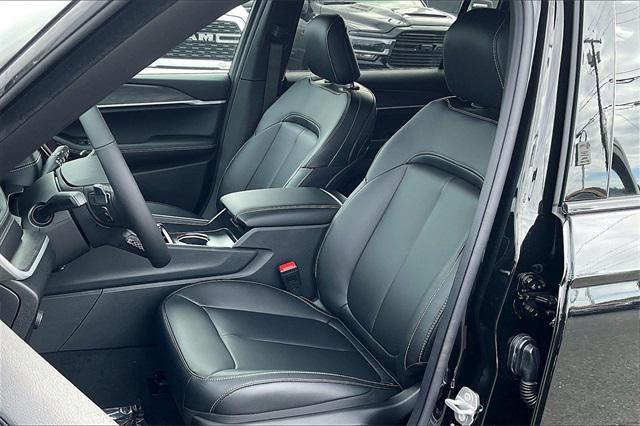 Photo of 2025 Diamond Black Crystal Pearlcoat Jeep Grand Cherokee L