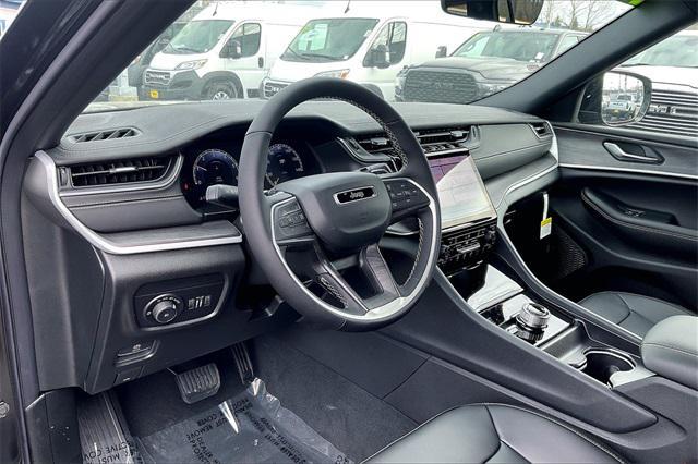 Photo of 2025 Diamond Black Crystal Pearlcoat Jeep Grand Cherokee L