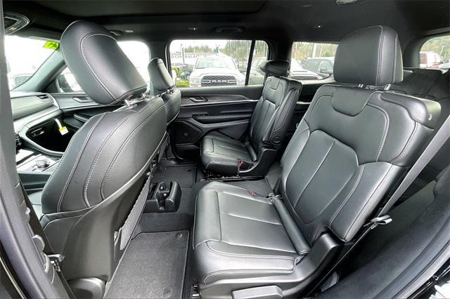 Photo of 2025 Diamond Black Crystal Pearlcoat Jeep Grand Cherokee L