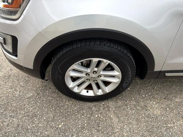 Photo of 2016 Silver Ford Explorer