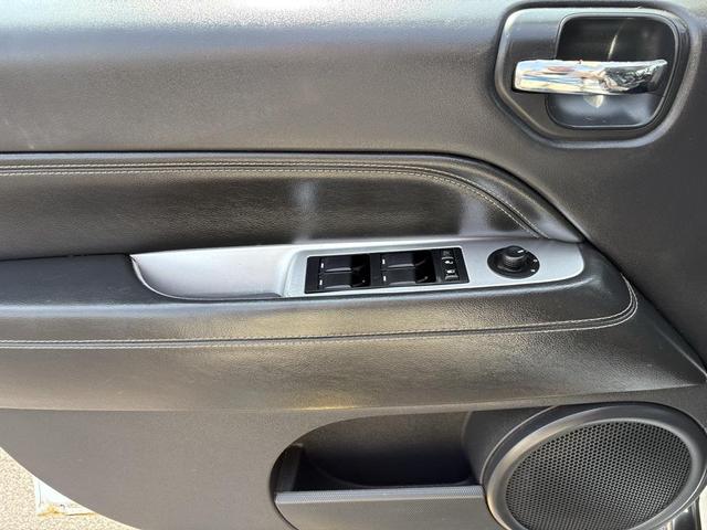 Photo of 2014 Bright White Clearcoat Jeep Compass