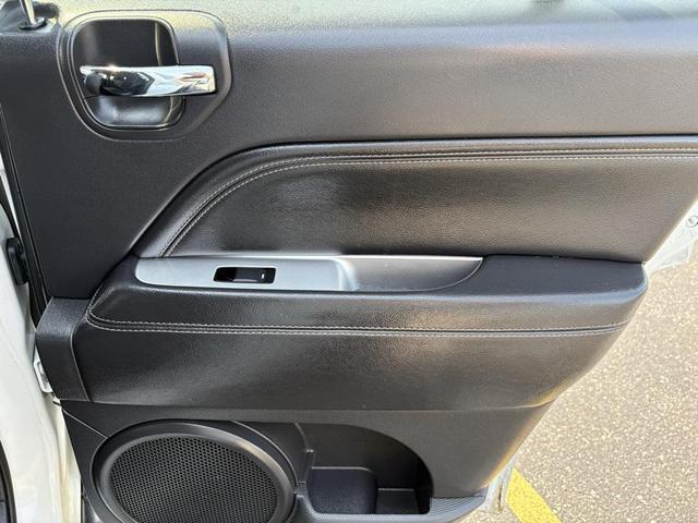 Photo of 2014 Bright White Clearcoat Jeep Compass