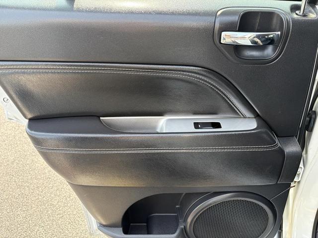 Photo of 2014 Bright White Clearcoat Jeep Compass