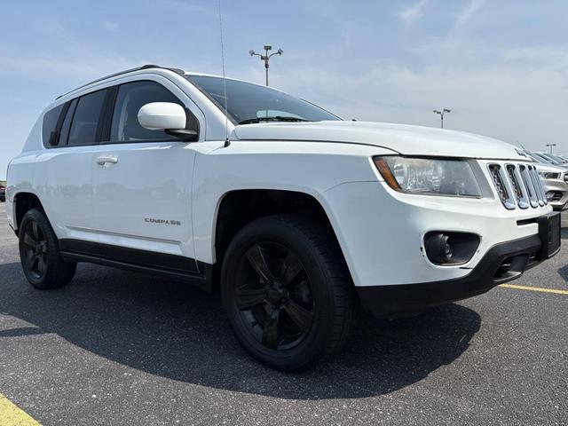 Photo of 2014 Bright White Clearcoat Jeep Compass