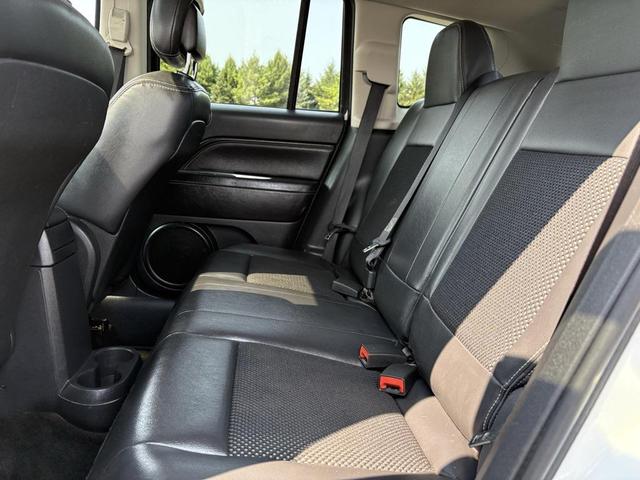 Photo of 2014 Bright White Clearcoat Jeep Compass