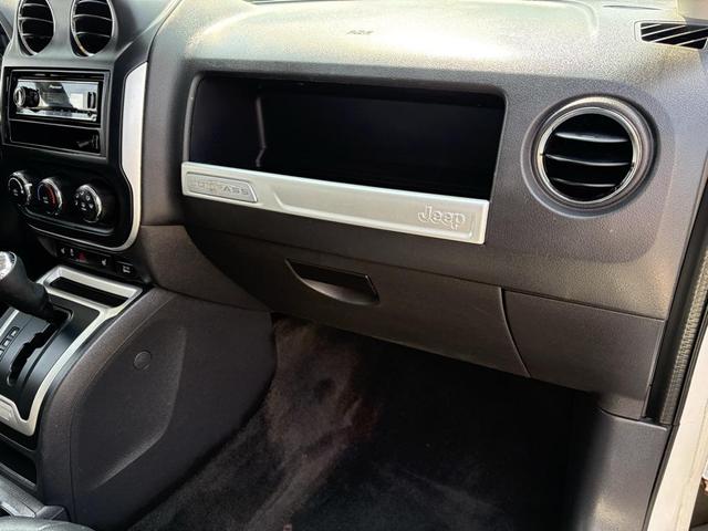 Photo of 2014 Bright White Clearcoat Jeep Compass