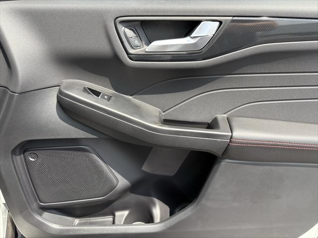 Photo of 2025 White Metallic Ford Escape