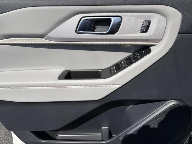 Photo of 2025 Star White Metallic Tri-Coat Ford Explorer