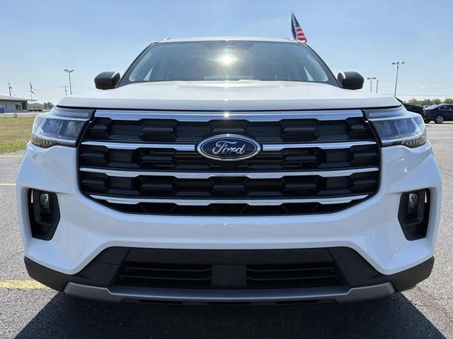 Photo of 2025 Star White Metallic Tri-Coat Ford Explorer