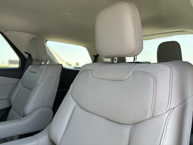 Photo of 2025 Star White Metallic Tri-Coat Ford Explorer