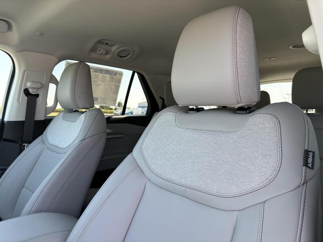 Photo of 2025 Star White Metallic Tri-Coat Ford Explorer