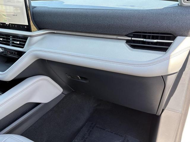 Photo of 2025 Star White Metallic Tri-Coat Ford Explorer