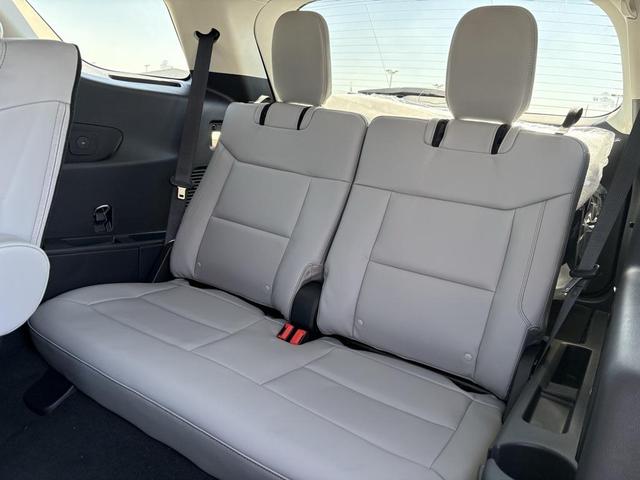 Photo of 2025 Star White Metallic Tri-Coat Ford Explorer
