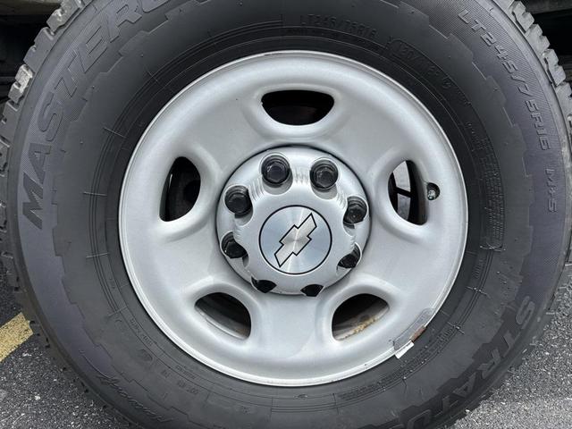 Photo of 2017 Summit White Chevrolet Express 3500