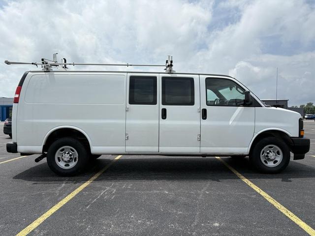Photo of 2017 Summit White Chevrolet Express 3500