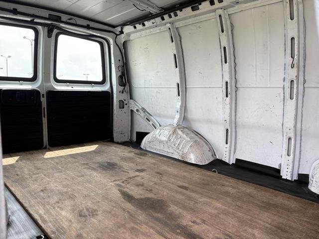 Photo of 2017 Summit White Chevrolet Express 3500