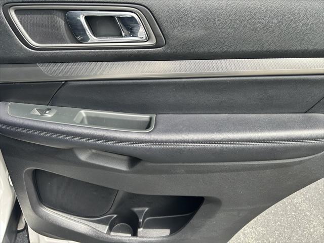 Photo of 2018 White Platinum Ford Explorer