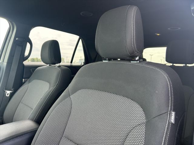 Photo of 2018 White Platinum Ford Explorer