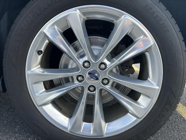 Photo of 2018 White Platinum Ford Explorer