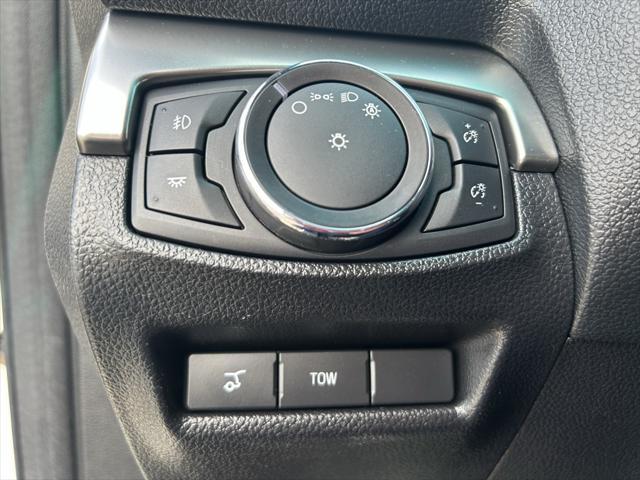 Photo of 2018 White Platinum Ford Explorer