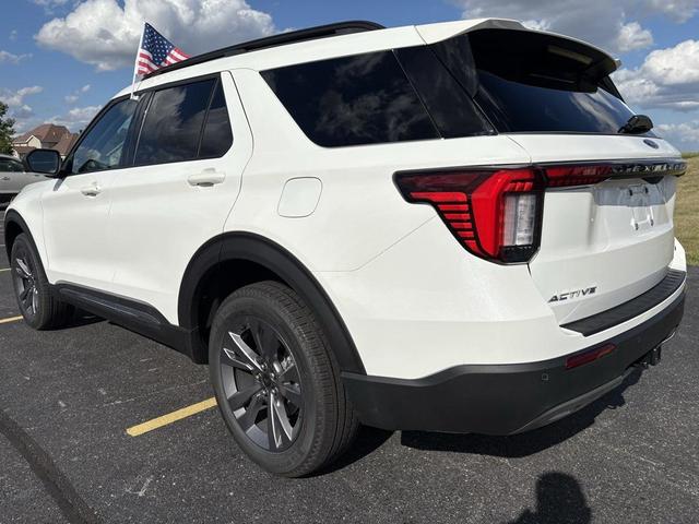 Photo of 2025 Star White Metallic Tri-Coat Ford Explorer