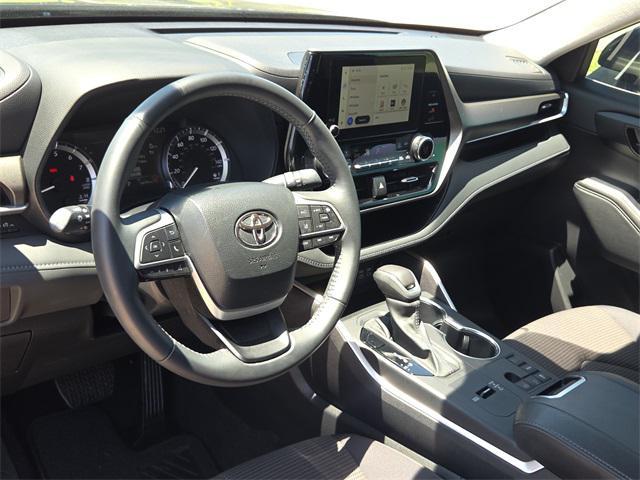 Photo of 2024 Midnight Black Metallic Toyota Highlander