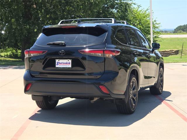 Photo of 2024 Midnight Black Metallic Toyota Highlander