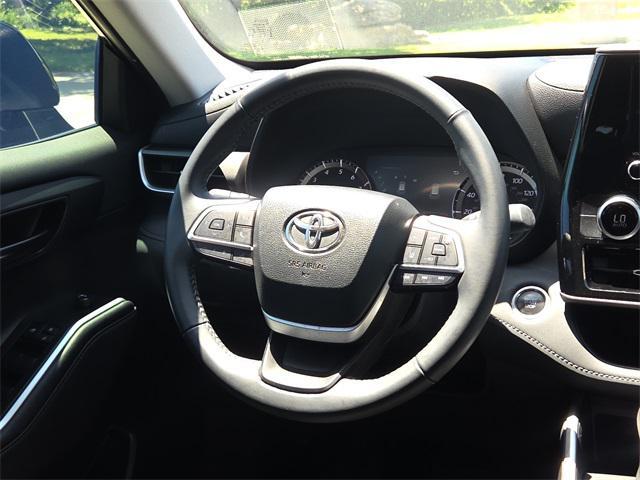 Photo of 2024 Midnight Black Metallic Toyota Highlander