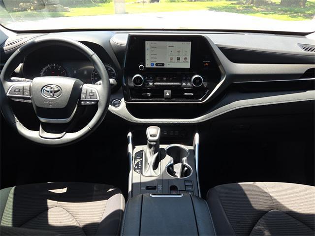 Photo of 2024 Midnight Black Metallic Toyota Highlander