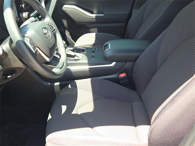 Photo of 2024 Midnight Black Metallic Toyota Highlander