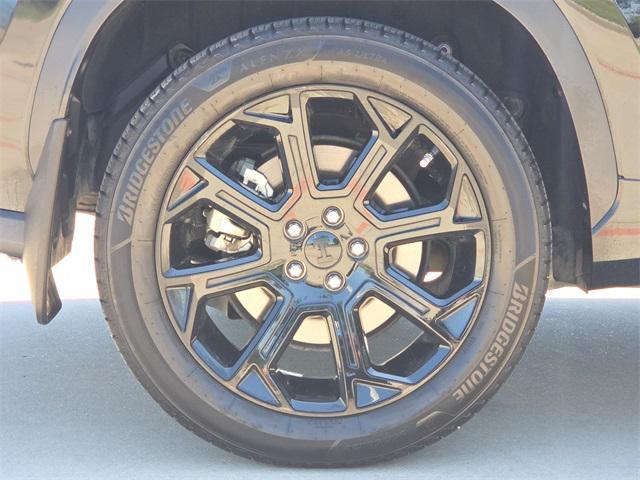 Photo of 2024 Midnight Black Metallic Toyota Highlander