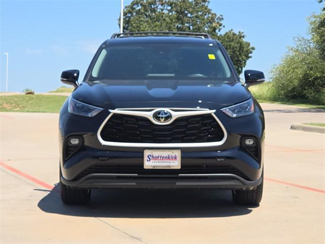 Photo of 2024 Midnight Black Metallic Toyota Highlander